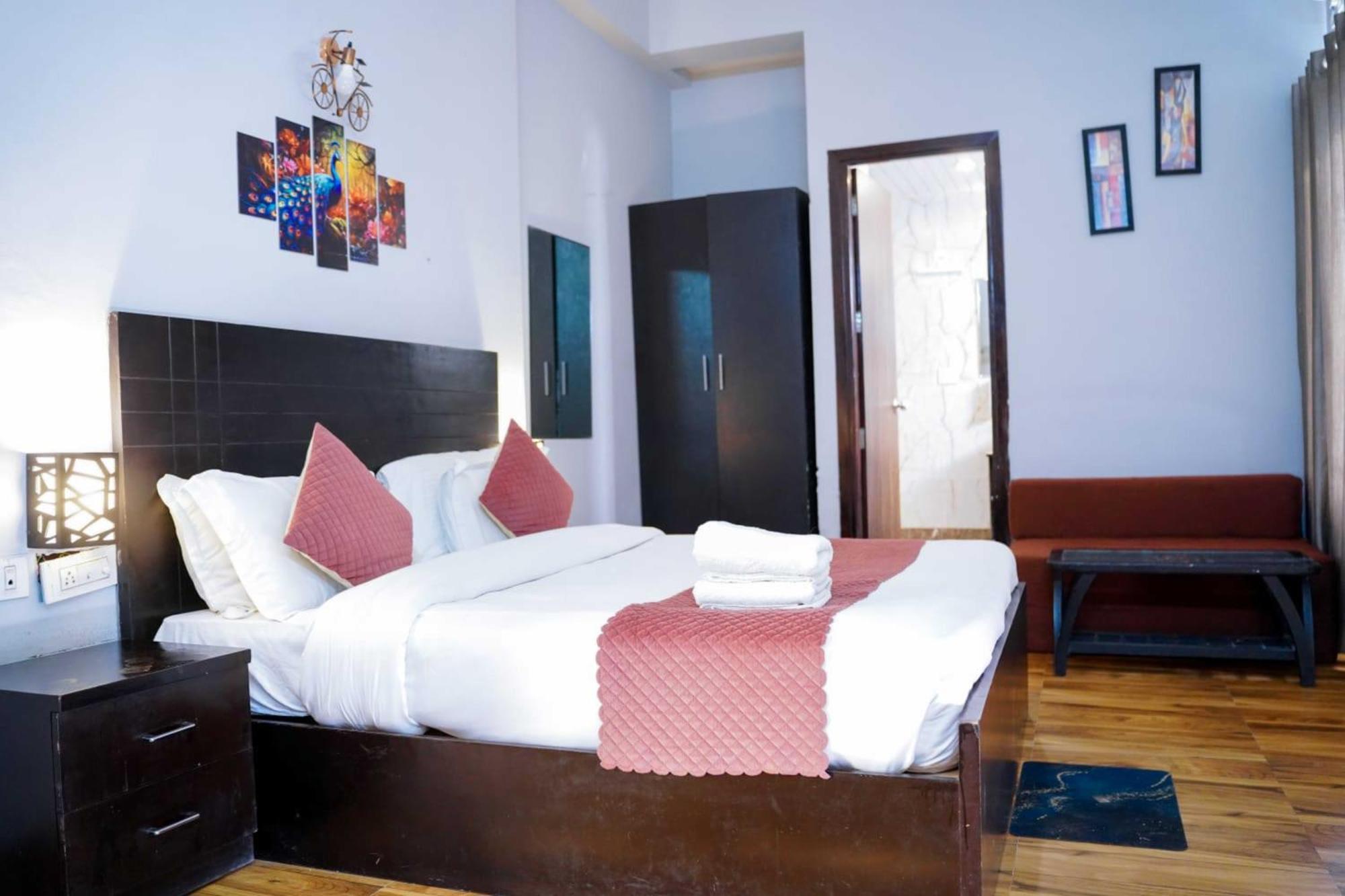 Vrindavan Dreams Hotel And Suites Exterior photo