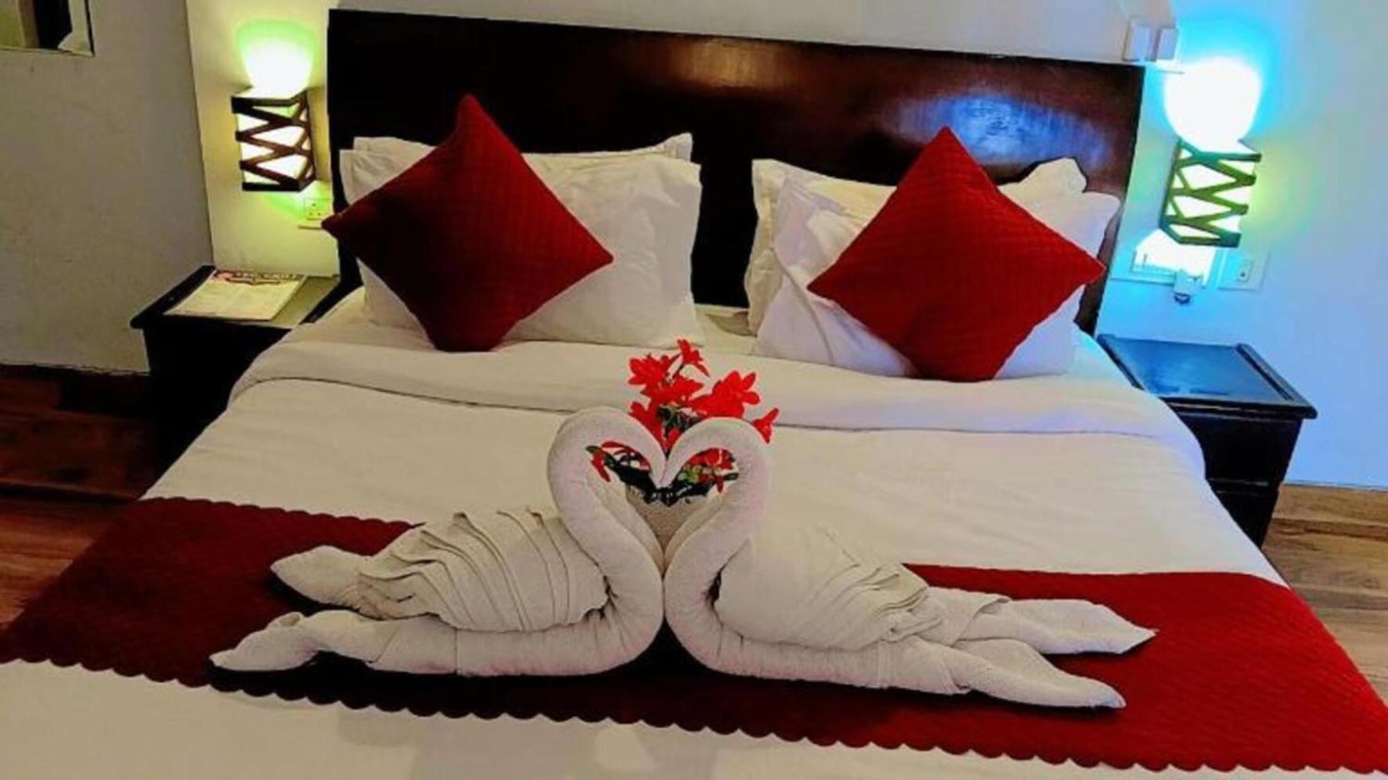 Vrindavan Dreams Hotel And Suites Exterior photo